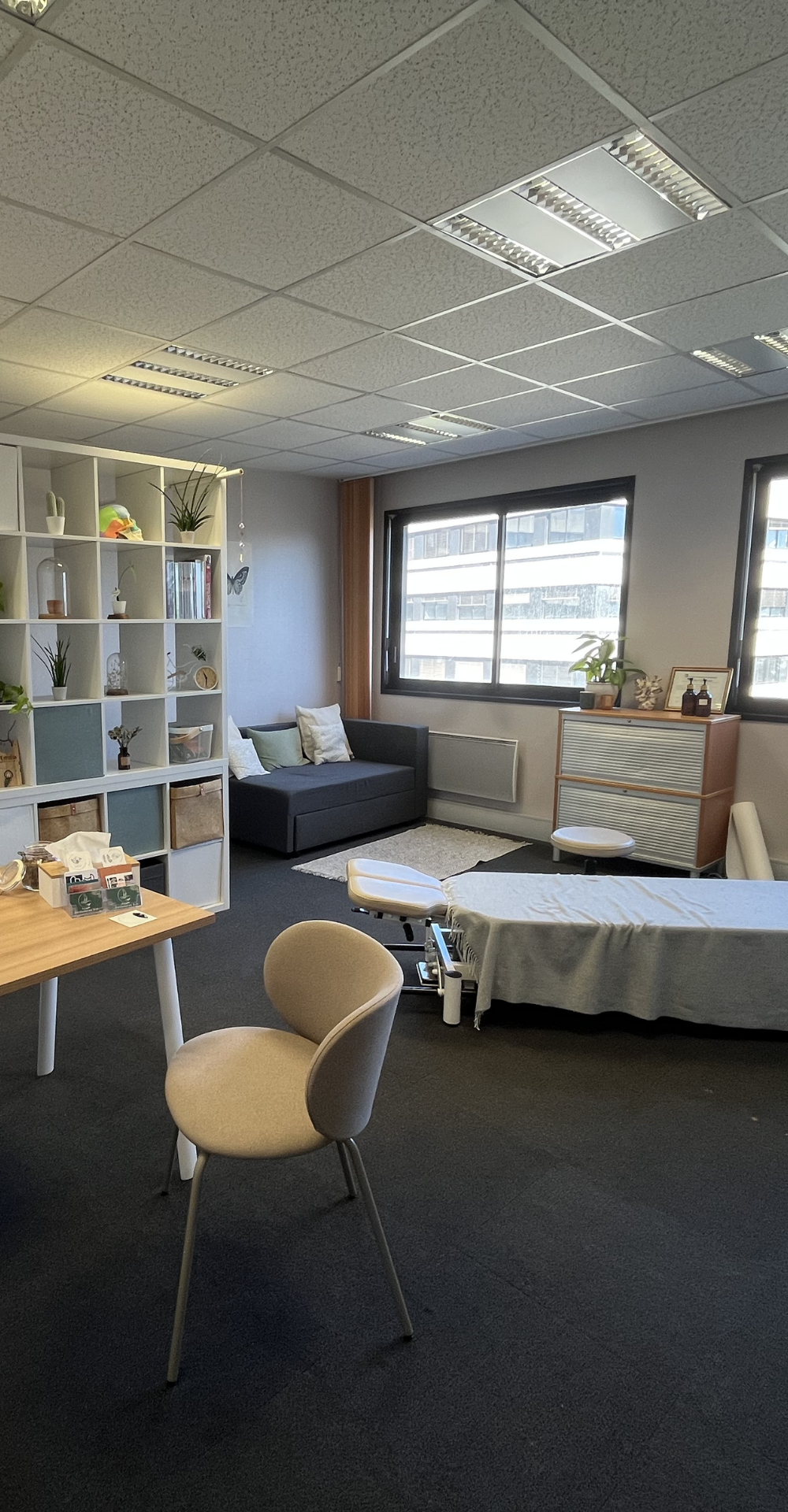 Ostéopathe expliquant à sa patiente les conseils et exercices à appliquer, à Groisy et Ferney-Voltaire